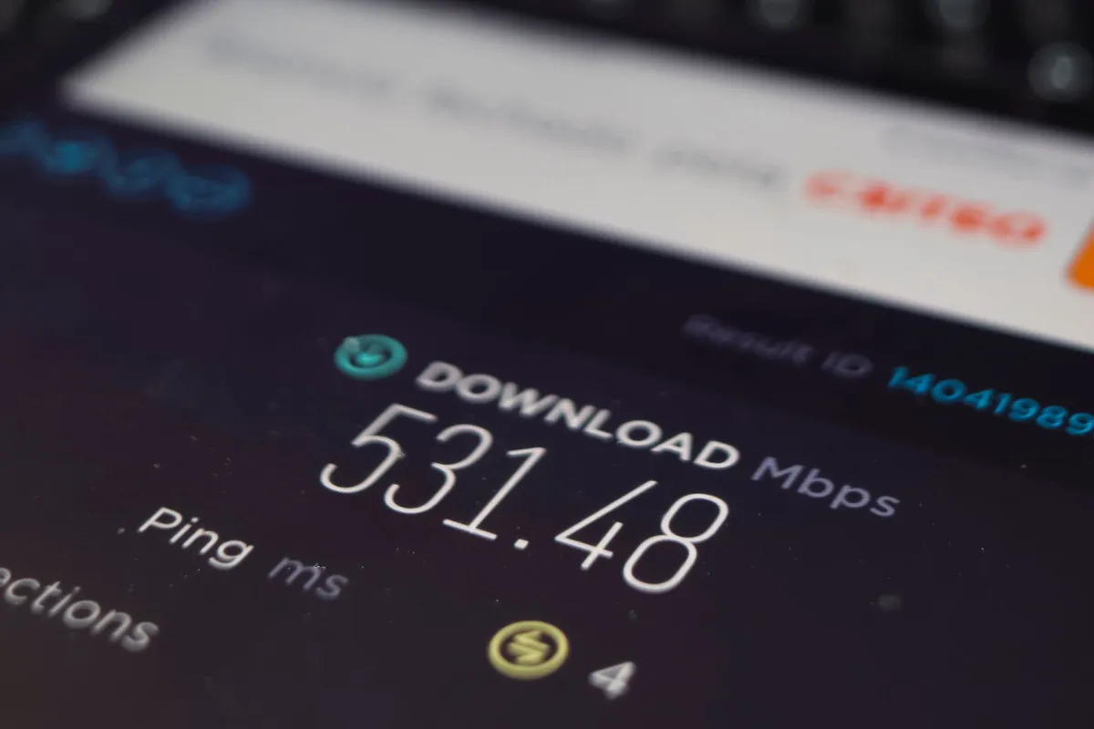 Celular mostrando o resultado de um teste de velocidade da internet, jeito de conferir se o micro-ondas interfere no Wi-Fi da casa