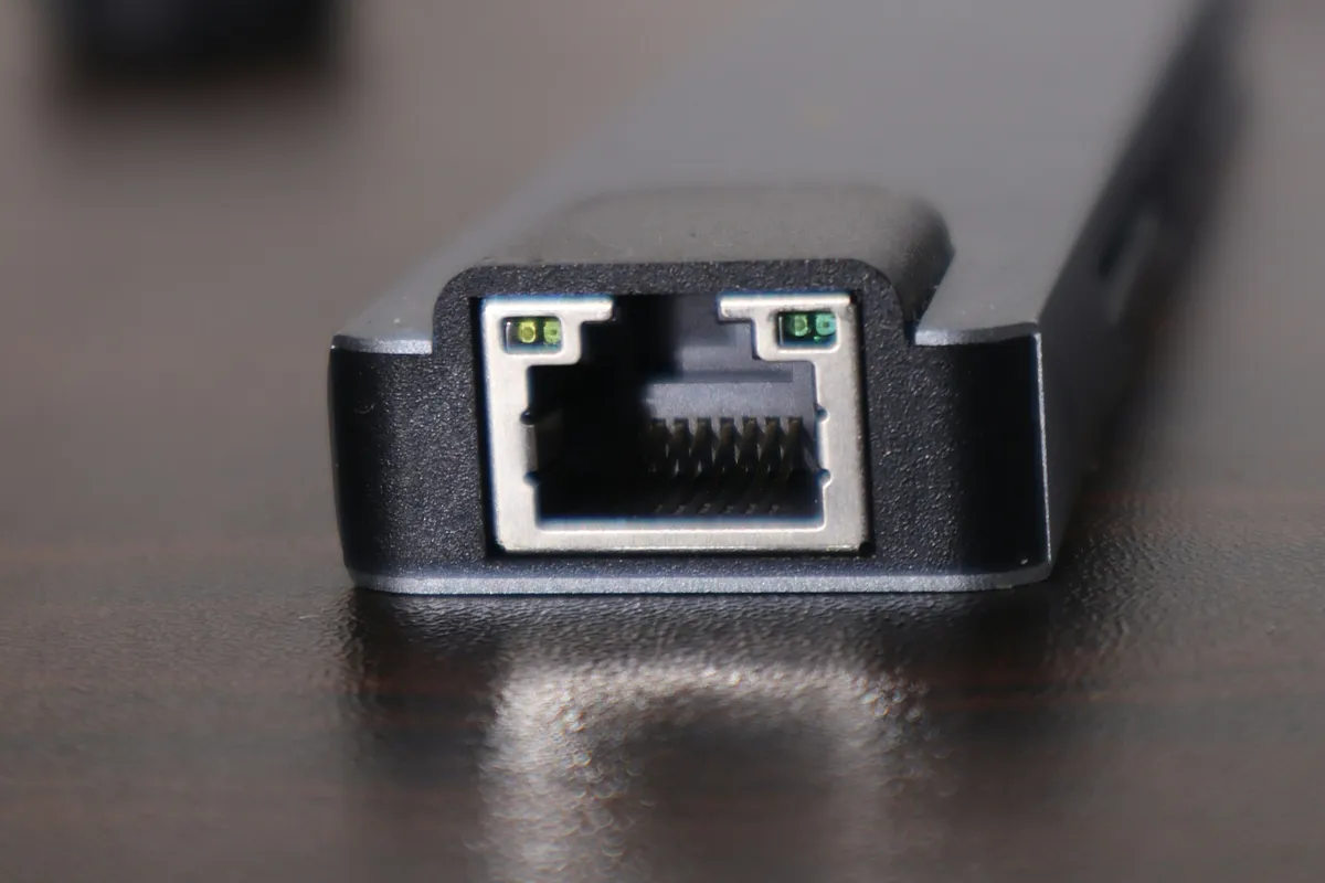 Repetidor de Wi-Fi sobre a mesa com cabo de rede conectado, pronto para configuração pelo painel do fabricante ou WPS