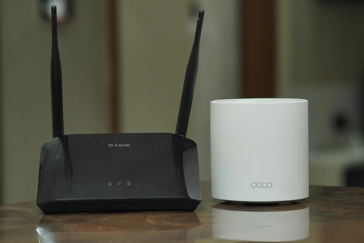 Comparação entre um roteador tradicional D-Link e um kit de sistema mesh TP-Link Deco X20, ilustrando a diferença entre repetidor ou mesh