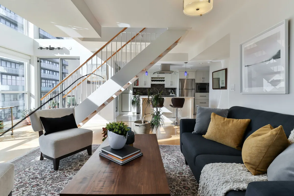 Sala de estar com escada para o andar de cima, exemplo de casa com mais de um andar onde o Wi-Fi fraco costuma aparecer