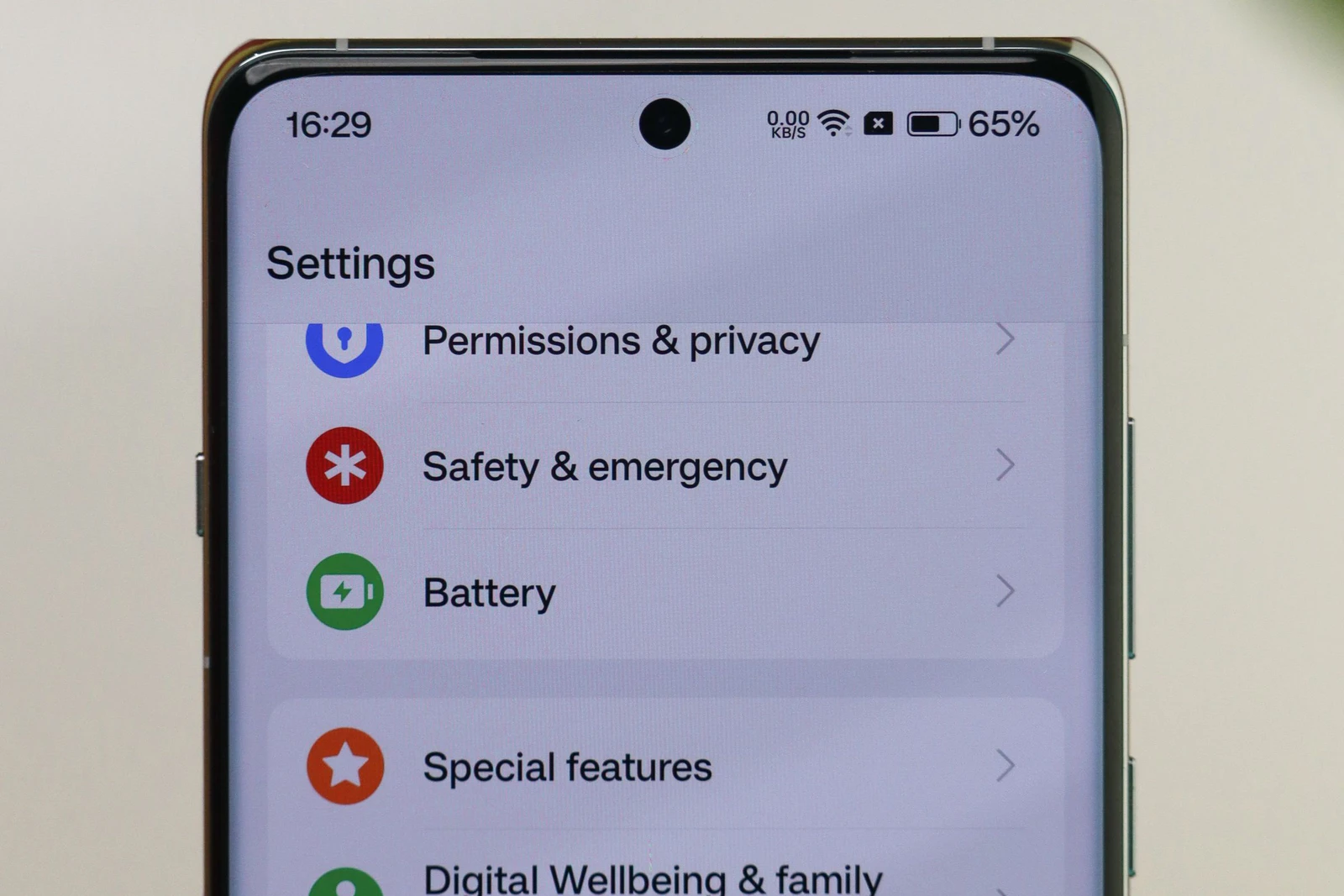 Tela de configurações de um celular Android com a opção de permissões e privacidade, caminho para ajustar e apagar os cookies