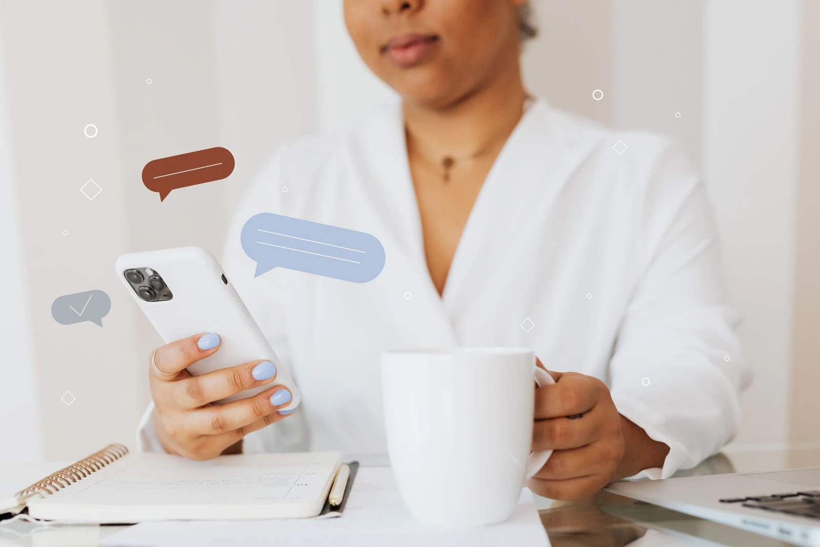 Mulher segurando o celular e uma caneca, com balões de conversa ilustrados ao redor do aparelho, representando um aplicativo de conversa com inteligência artificial