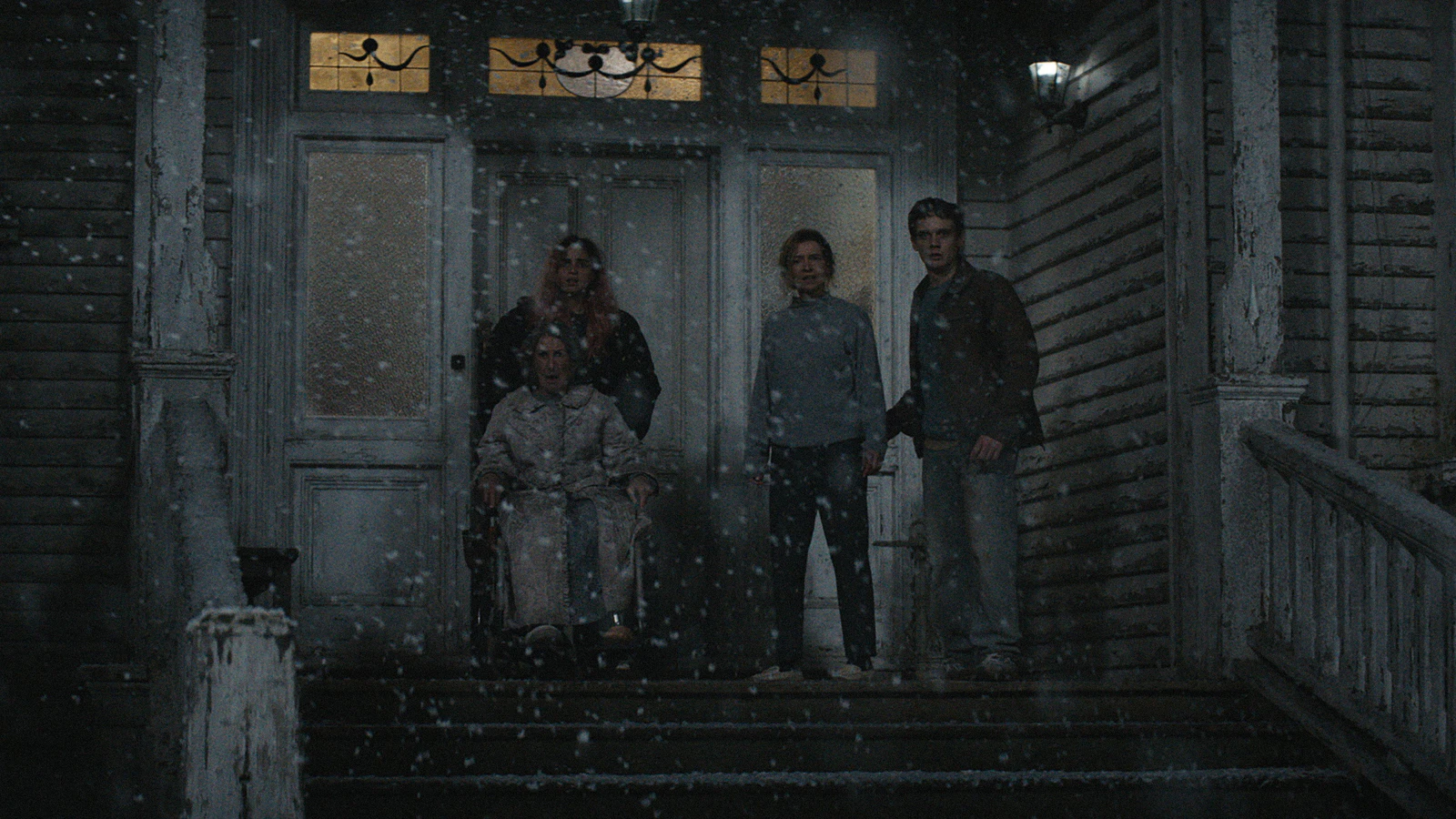 Quatro personagens assustados na varanda de uma casa sob neve, cena de A Morte do Demônio: Em Chamas, filme que estreia na HBO Max em 9 de outubro